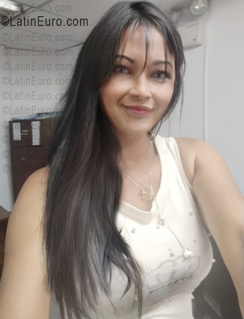 Date this foxy Venezuela girl Mar from Caracas VE5509