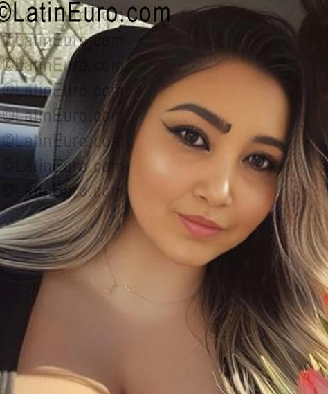 Date this charming Colombia girl Jeniret from Bogota CO33729