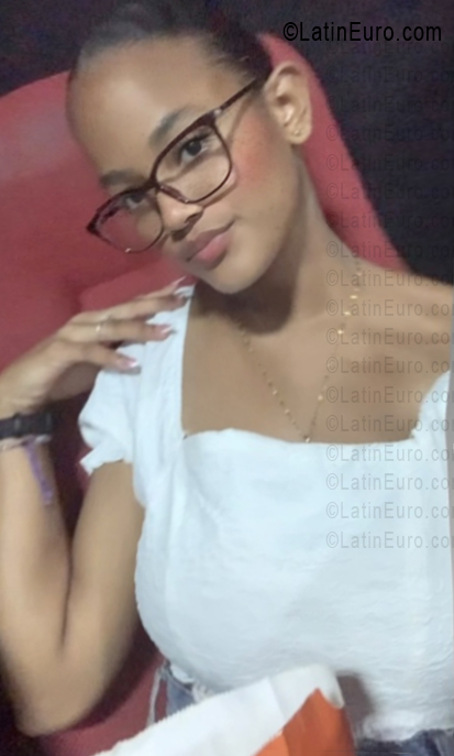 Date this cute Dominican Republic girl Amaia from Santo Domingo DO56372