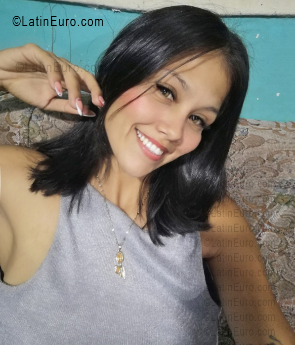Date this happy Venezuela girl Joselin from Caracas VE5697