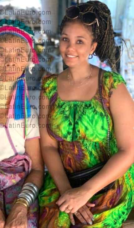 Date this nice looking Dominican Republic girl Ariez from Santo Domingo DO56643