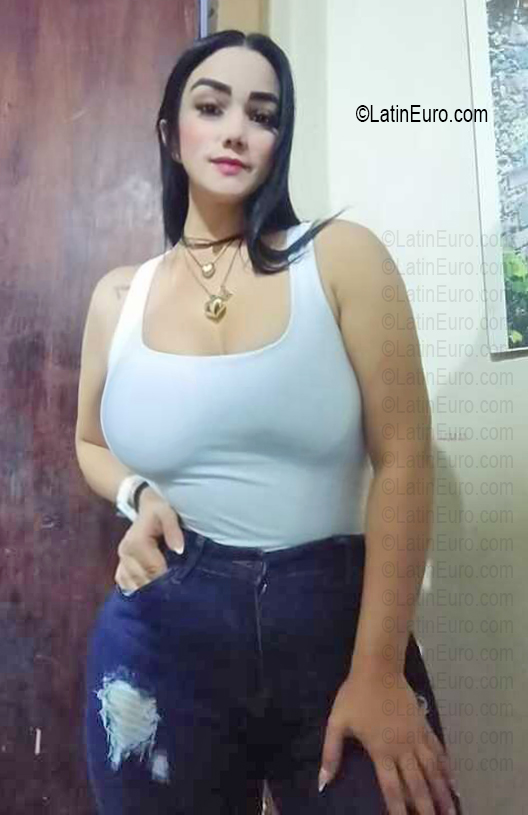 Date this voluptuous Venezuela girl Honey from Maracaibo VE5727