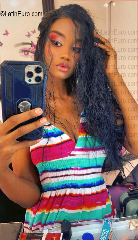 Date this stunning Dominican Republic girl Roxy from Barahona DO56911