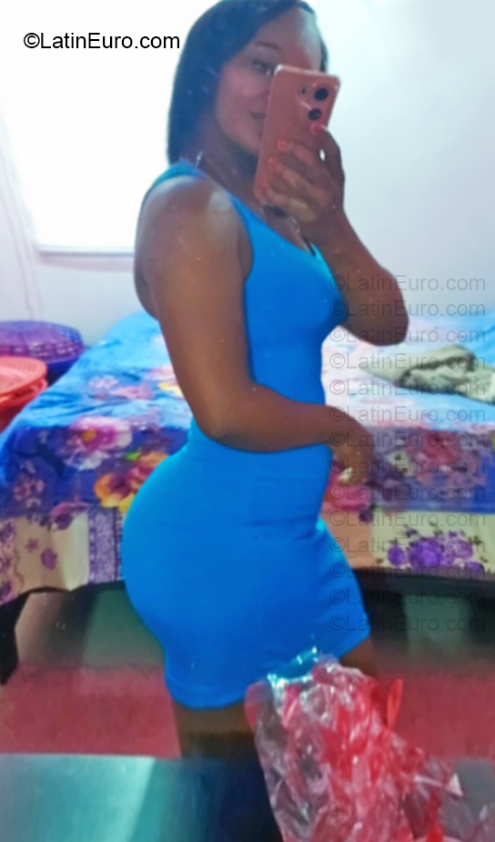 Date this pretty Dominican Republic girl Araceli from Santo Domingo DO57025