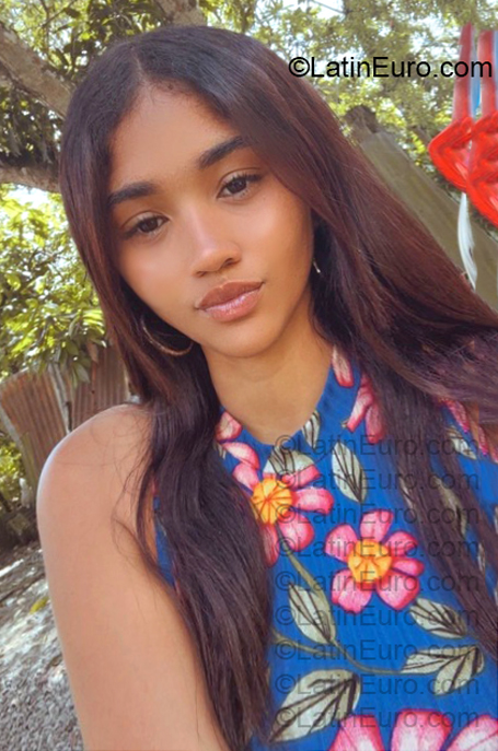 Date this sultry Dominican Republic girl Nicol from Santiago DO57068