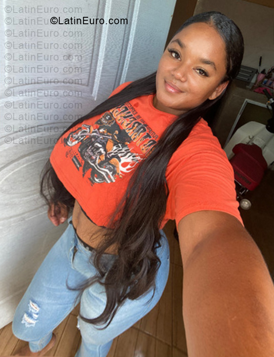 Date this gorgeous Dominican Republic girl Alondra from Santo Domingo DO57320