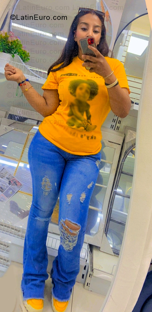 Date this athletic Dominican Republic girl Yesenia from Santiago DO57330